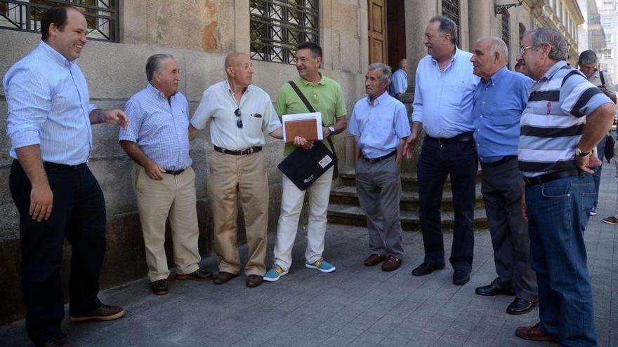 Representantes de Salcedo, Figueirido y Vilaboa, ante al Subdelegación de Defensa, donde se firmó el convenio con el ministerio.