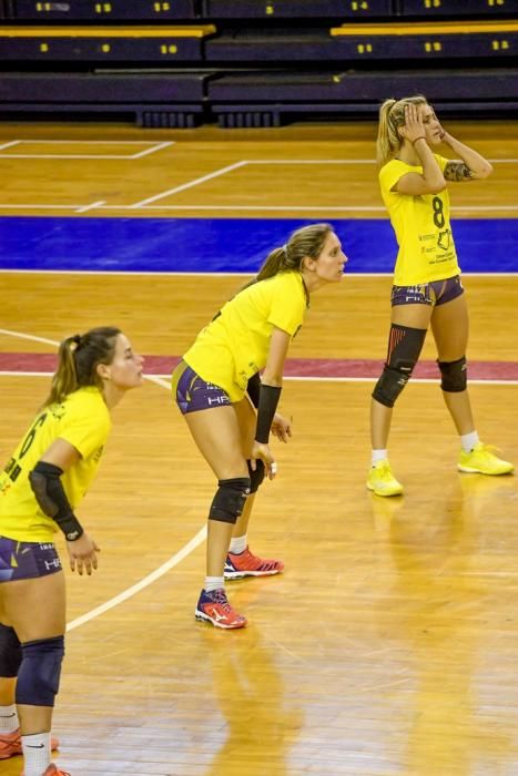 25-02-20 DEPORTES. CENTRO INSULAR DE LOS DEPORTES. LAS PALMAS DE GRAN CANARIA. Entrenamiento y foto de grupo del equipo femenino de volleyball IBSA 7 Palmas.    Fotos: Juan Castro.  | 25/02/2020 | Fotógrafo: Juan Carlos Castro