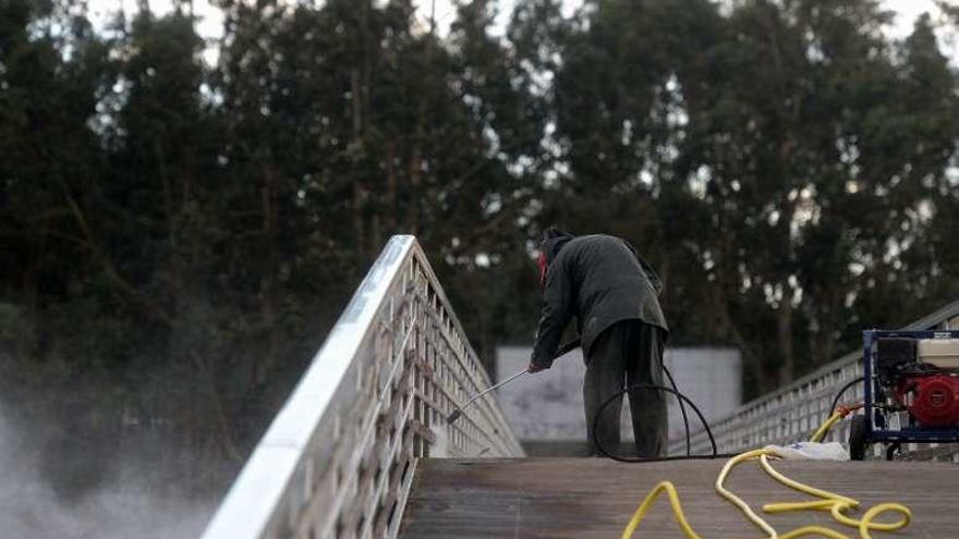 Las obras en la pasarela de O Terrón comenzaron ayer. // Noé Parga