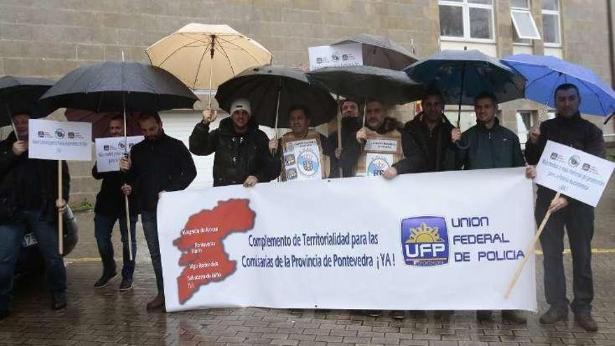 Policías protestan frente a la comisaría autonómica. // Adrián Irago