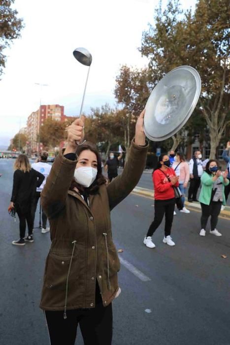 Hosteleros protestan en Cartagena por el cierre de los bares