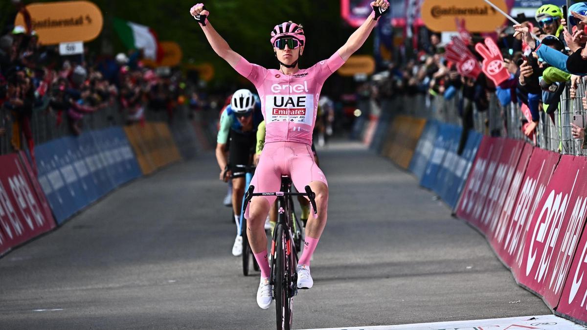 Tadej Pogacar celebra su victoria en la etapa 8 del Giro de Italia.