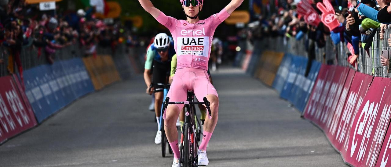Pogacar juega con el Giro y gana otra etapa