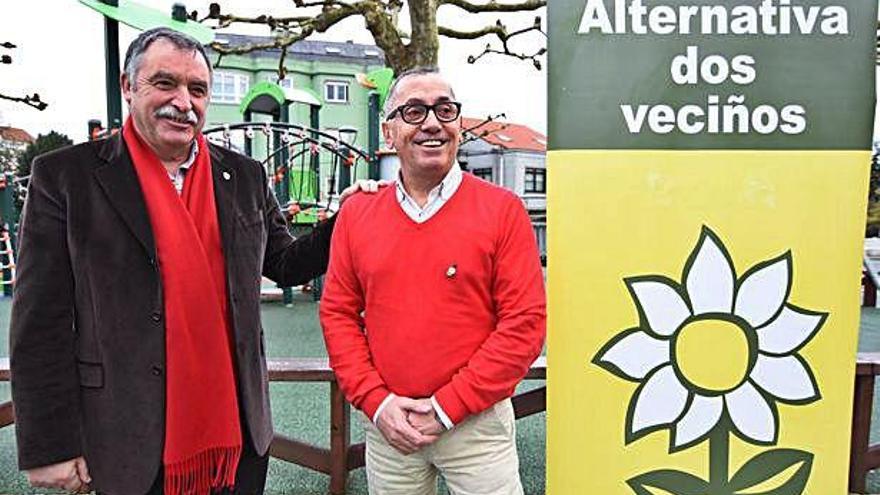 El presidente de Alternativa y alcalde de Oleiros con el regidor de Carral.