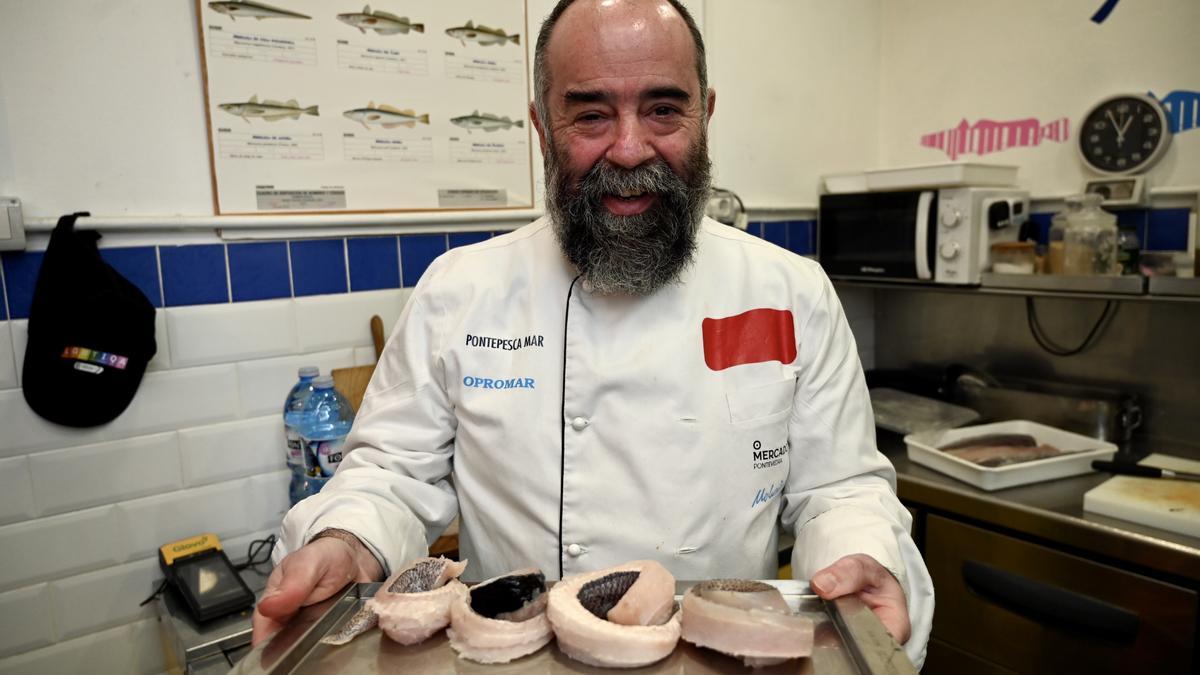 Alfonso Díaz, de la &quot;Merluzateca&quot; del Mercado, muestra una bandeja con este pescado.