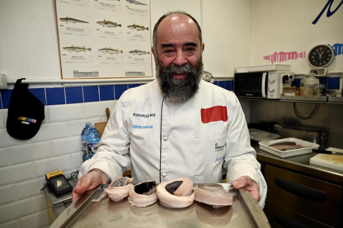 Alfonso Díaz, de la &quot;Merluzateca&quot; del Mercado, muestra una bandeja con este pescado.