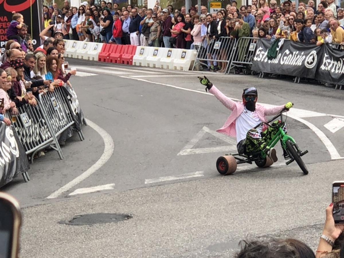 Cuesta abajo... con frenos: la Festa da Dorna de Ribeira avanza a rebufo de las carrilanas