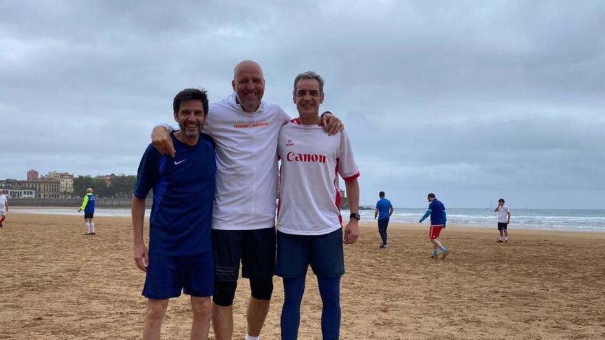 Luis Mitre, a la derecha, con dos compañeros de equipo, en la playa de San Lorenzo.