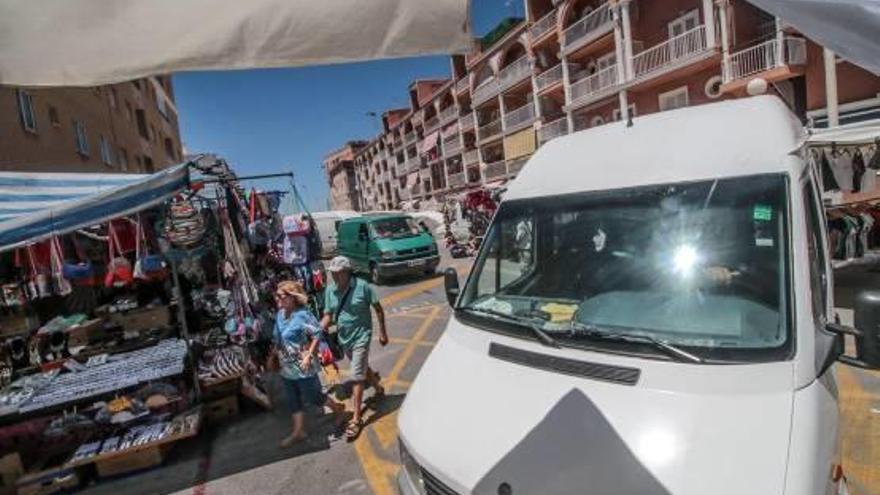 Imagen de vehículos y puestos sobre la zona de cubrición del mercadillo de La Mata.