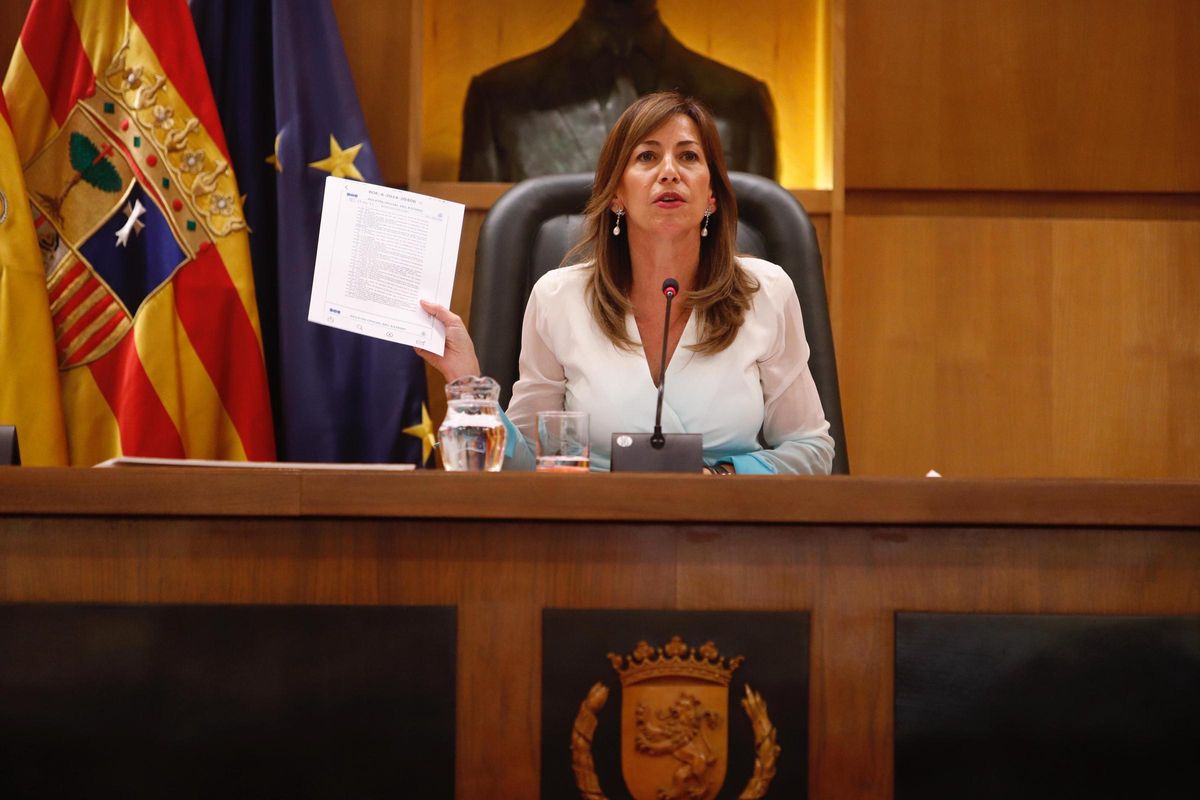 La alcaldesa de Zaragoza, Natalia Chueca, durante el debate sobre el estado de la ciudad, este martes.