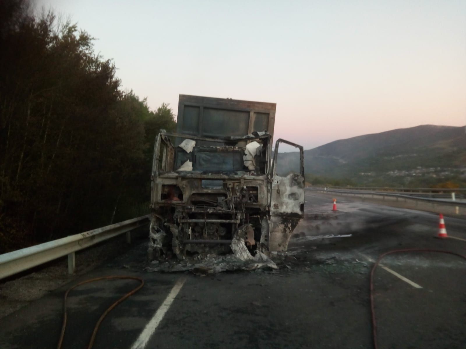 Espectacular incendio en un camión cargado de pollos