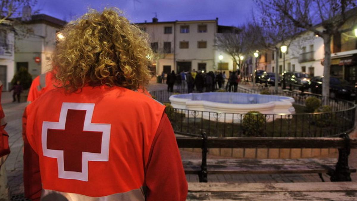 Una voluntaria de la Cruz Roja en la plaza del Ayuntamiento de Ossa de Montiel, Albacete