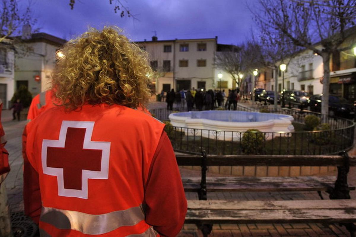 Una voluntaria de la Cruz Roja en la plaza del Ayuntamiento de Ossa de Montiel, Albacete