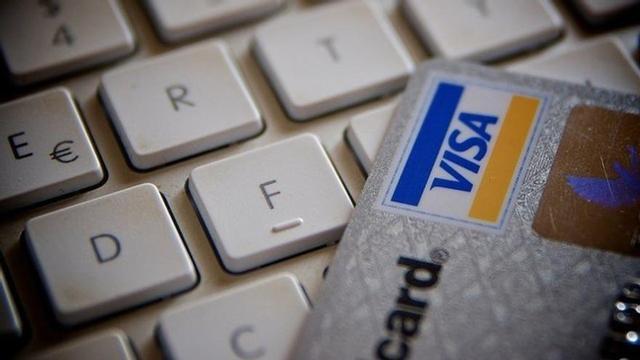Imagen de archivo de una tarjeta Visa sobre un teclado.