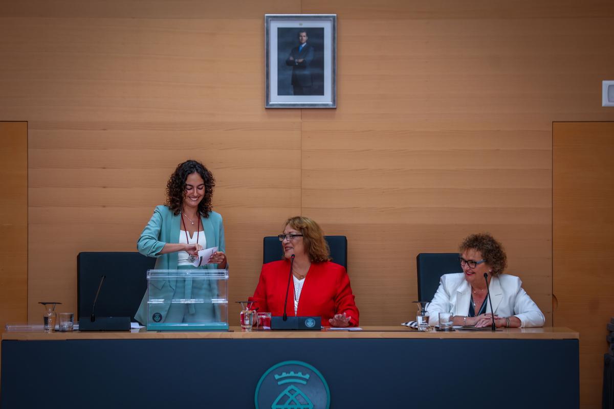 Laura García Manota (PSC) introduce su voto durante el Pleno de constitución del Ayuntamiento de L'Hospitalet para el mandato 2023-2027.