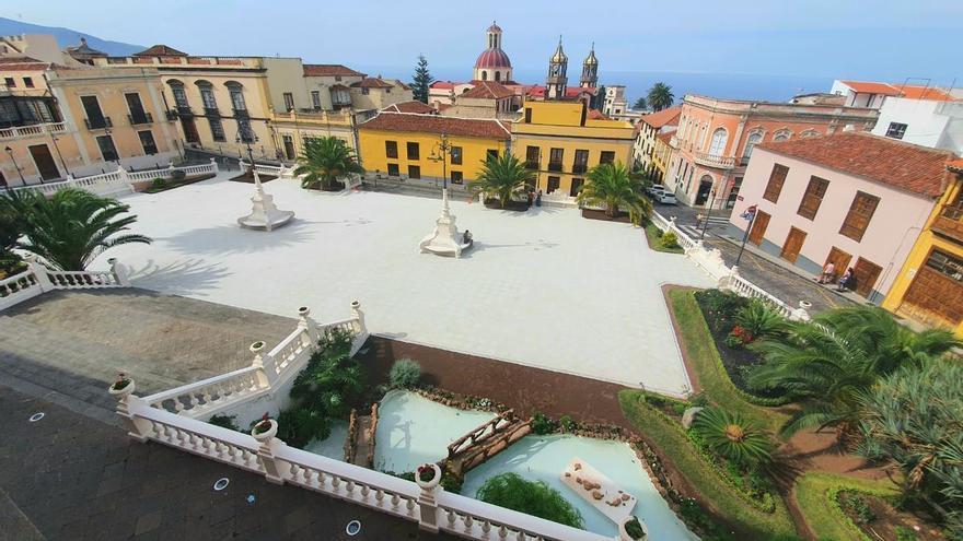 La renovada plaza del Ayuntamiento de La Orotava se adapta a la alfombra del Corpus
