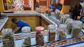 Tres detenidos por vender droga a turistas en un club cannábico de Torrevieja