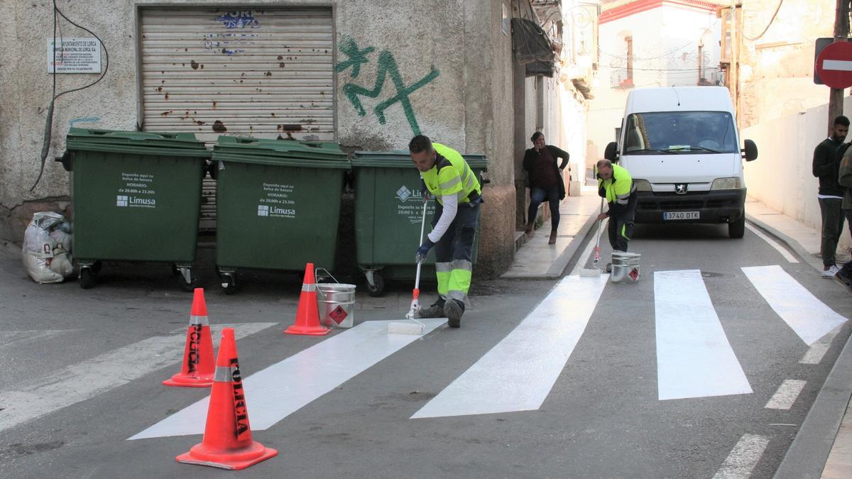 Operarios pintando, este martes, las señales horizontales de las calles Fernando el Santo y Alfonso X el Sabio.