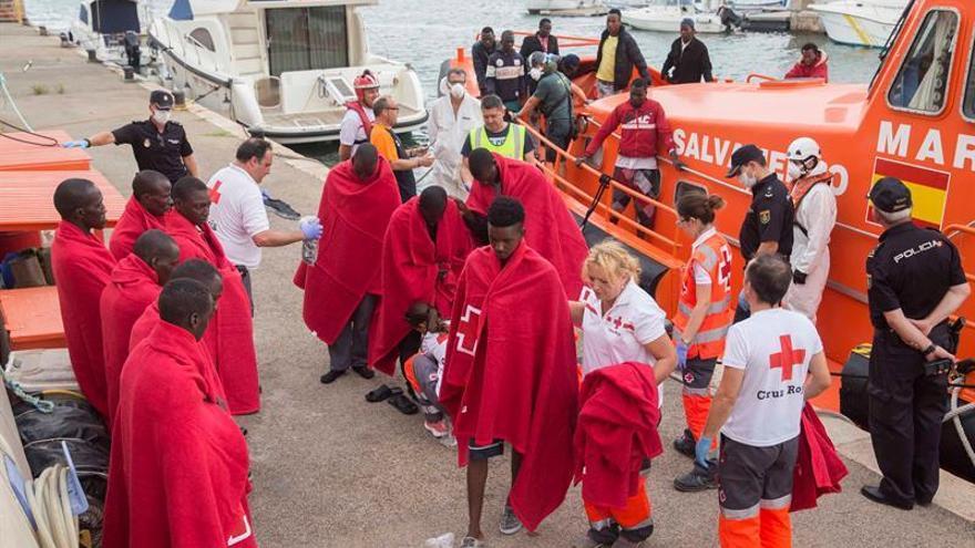 Rescatadas 53 personas llegadas en 5 pateras a la costa murciana