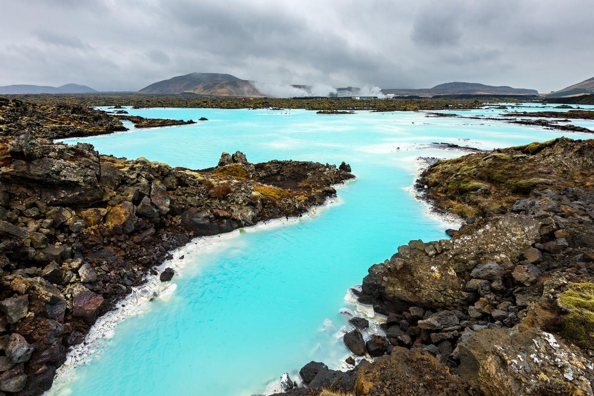 La Blue Lagoon ubicada en un campo de lava negra en la península de Reykjanes, destaca por sus aguas ricas en sílice y azufre a una temperatura constante de entre 37 y 40°C.