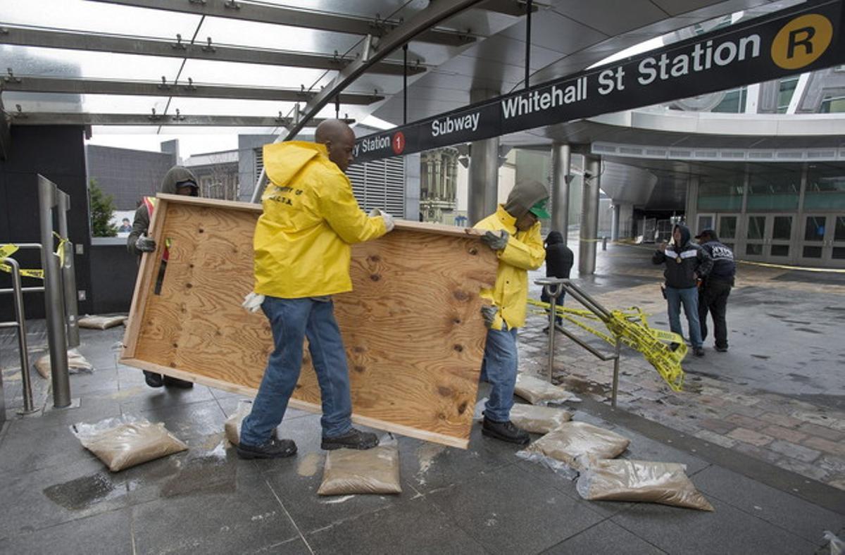 A Nova York ja ha començat la reconstrucció: treballadors de la Metropolitan Transportation Authority (MTA), gestora del transport públic, treballen a la reparació dels danys materials causats per l’huracà en l’estació de metro South Ferry.