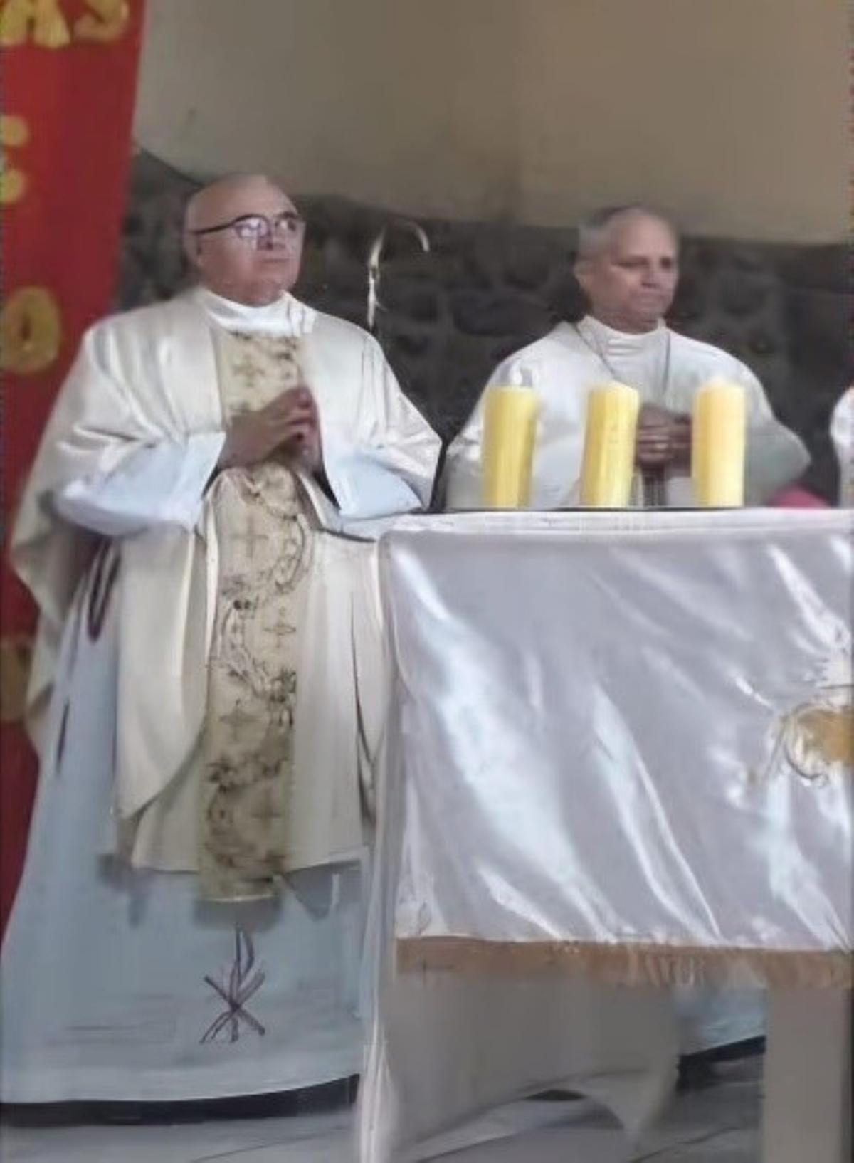 Monseñor Gilberto Gómez, obispo de Abancay, y Robert Prevost, actual papa León XIV, concelebrando en Perú.