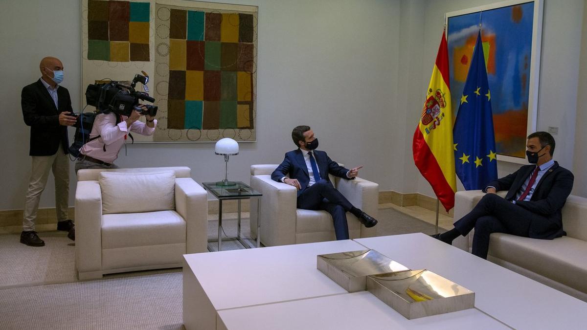 El presidente del Gobierno, Pedro Sánchez, junto al líder del PP, Pablo Casado, durante su reunión en la Moncloa el pasado 2 de septiembre.