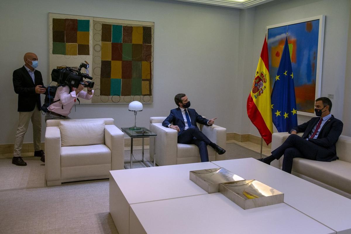 El presidente del Gobierno, Pedro SÃ¡nchez (d) y el presidente del PP, Pablo Casado, durante su reuniÃ³n en el Palacio de la Moncloa, en Madrid (EspaÃ±a), a 2 de septiembre de 2020. El lÃ­der del Partido Popular ha sido el primero en ser citado por SÃ¡nchez dentro de la ronda de reuniones con las fuerzas de oposiciÃ³n para sondear posibles apoyos para la negociaciÃ³n de los Presupuestos Generales y la renovaciÃ³n pendiente de instituciones como el Consejo General del Poder Judicial (CGPJ).