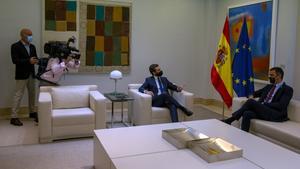 El presidente del Gobierno, Pedro SÃ¡nchez (d) y el presidente del PP, Pablo Casado, durante su reuniÃ³n en el Palacio de la Moncloa, en Madrid (EspaÃ±a), a 2 de septiembre de 2020. El lÃ­der del Partido Popular ha sido el primero en ser citado por SÃ¡nchez dentro de la ronda de reuniones con las fuerzas de oposiciÃ³n para sondear posibles apoyos para la negociaciÃ³n de los Presupuestos Generales y la renovaciÃ³n pendiente de instituciones como el Consejo General del Poder Judicial (CGPJ).