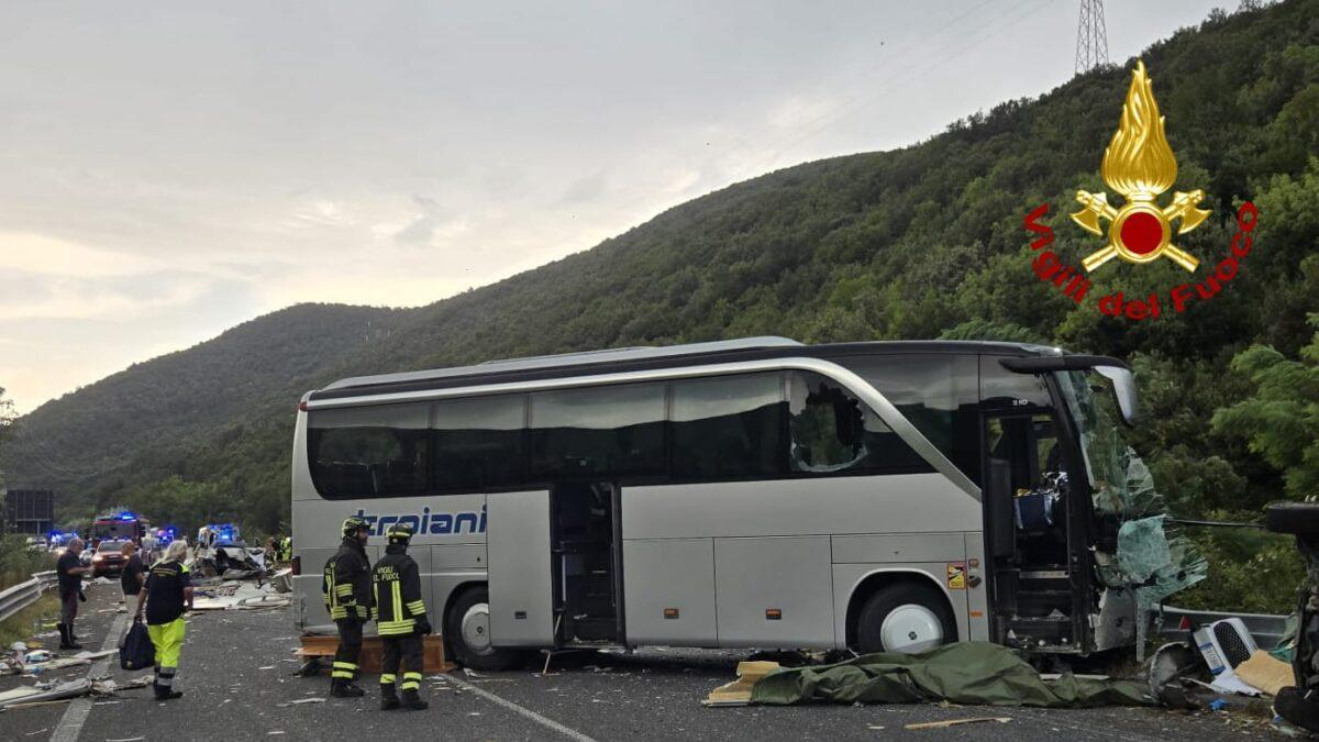 Seis muertos y 30 heridos en una colisión entre un autobús y una autocaravana en Italia