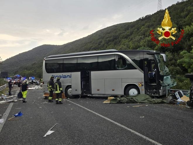 Seis muertos y 30 heridos en una colisión entre un autobús y una autocaravana en Italia