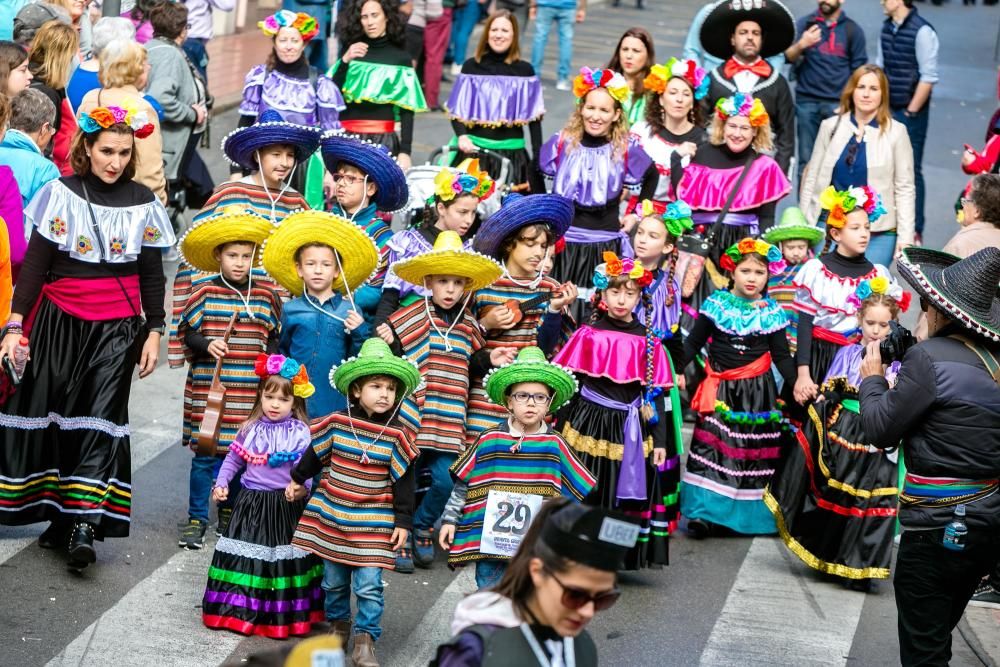 Los más pequeños desfilan en el Carnaval Infantil de Benidorm.