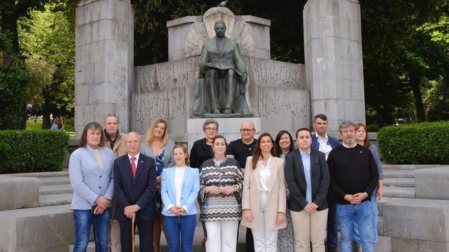 De izquierda a derecha, en primera fila, Javier Álvarez, Antonio López, Elena Figaredo, Sonsoles Peralta, Alejandra González, Rodrigo Rúa y Joaquín Rodríguez; en segunda fila, Juan Carlos Álvarez, María Begoña Vega, María Dolores Murias, Jacinto Campos, Isabel Álvarez, Salvador Rodríguez e Idermis González, ayer, posando junto al monumento a José Tartiere en el paseo de los Álamos. | David Cabo