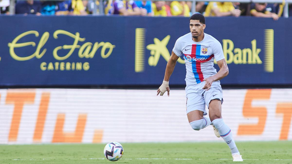 Ronald Araújo durante un partido con el FC Barcelona