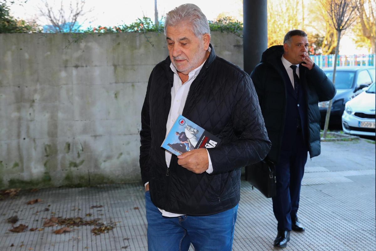 Oubiña en los juzgados de Vilagarcía con el libro en el que se basó la serie