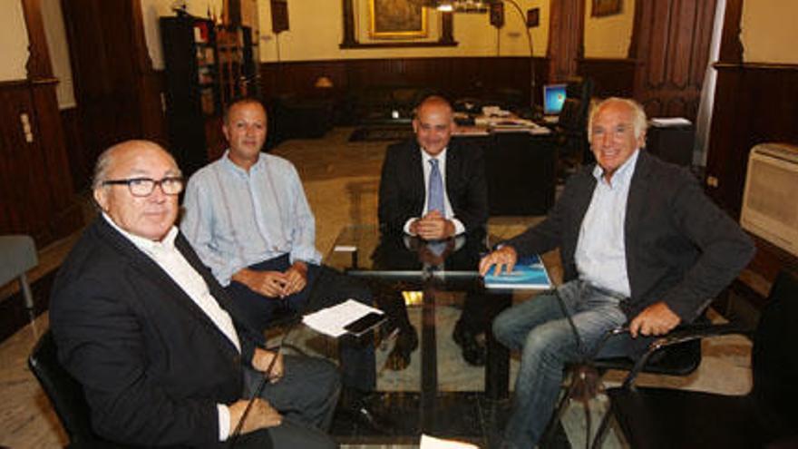 Joan Calabuig se reunió ayer con representantes de los hosteleros de la marina.