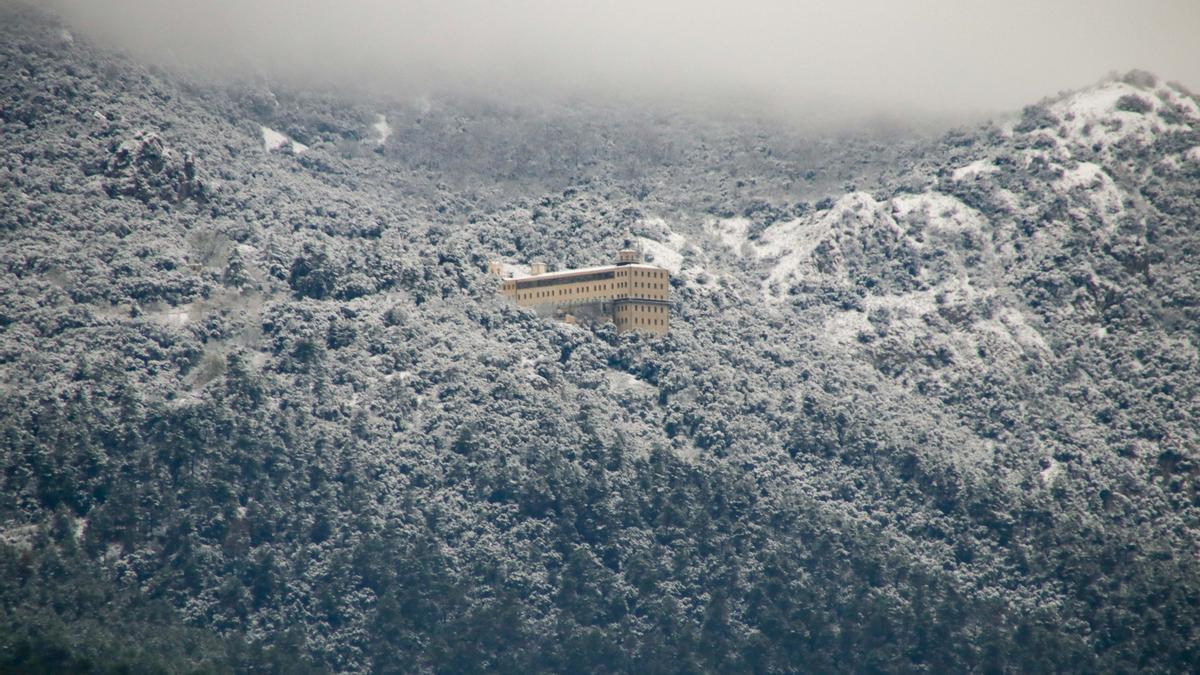 Alcoy amanece rodeada de nieve