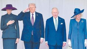 Trump y Melania, junto a Carlos III y Camilla, ayer en Windsor. | E. P. 17 September 2025, United Kingdom, Windsor: (L-R) US First Lady Melania Trump, US President Donald Trump, King Charles III and Queen Camilla review the guard of honour during the ceremonial welcome at Windsor Castle on the first day of his second state visit to the UK. Photo: Chris Jackson/PA Wire/dpa 17/09/2025 ONLY FOR USE IN SPAIN. Chris Jackson/PA Wire/dpa;royalty;heads of state;diplomacy;politics;President Trump state visit to UK; VISITA DE ESTADO LONDRES