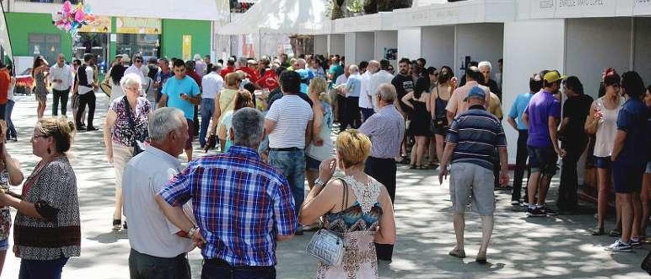 Imagen de asistentes a la feria celebrada en O Barco // FdV