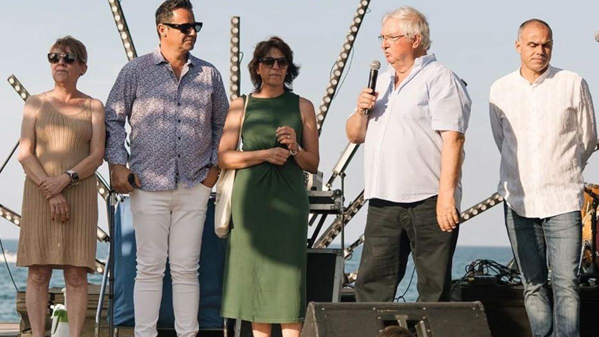 Joan Monjo (con el micro) y el futuro alcalde Martí Torres (derecha), este pasado sábado en la inauguración de la Plaça Marina de Can Picafort.