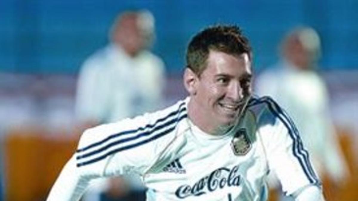 Messi dispara a portería en Guatemala.