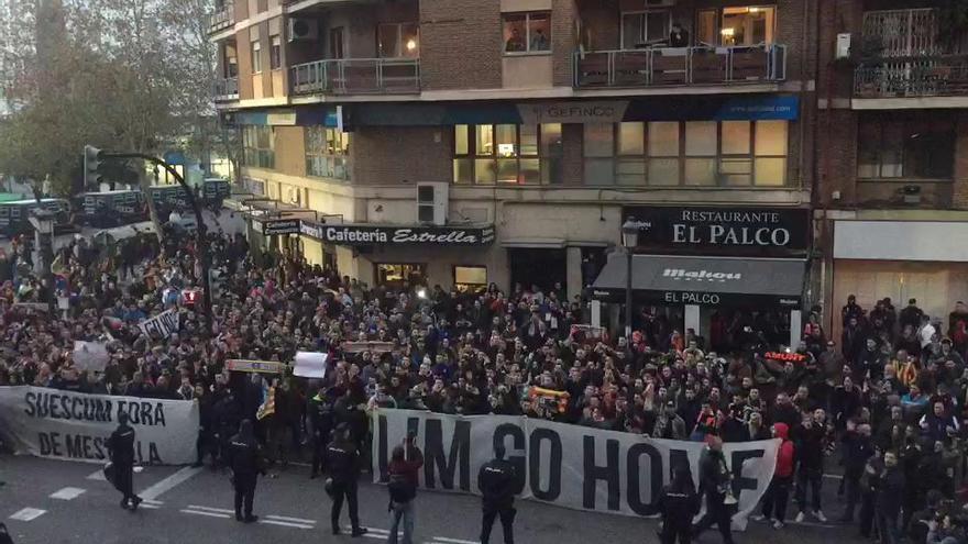 Cánticos de &quot;Peter, vete ya&quot; en el exterior de Mestalla