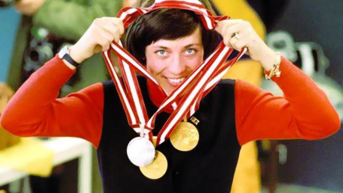 Rosi Mittermaier, con las tres medallas que ganó en Innsbruck.