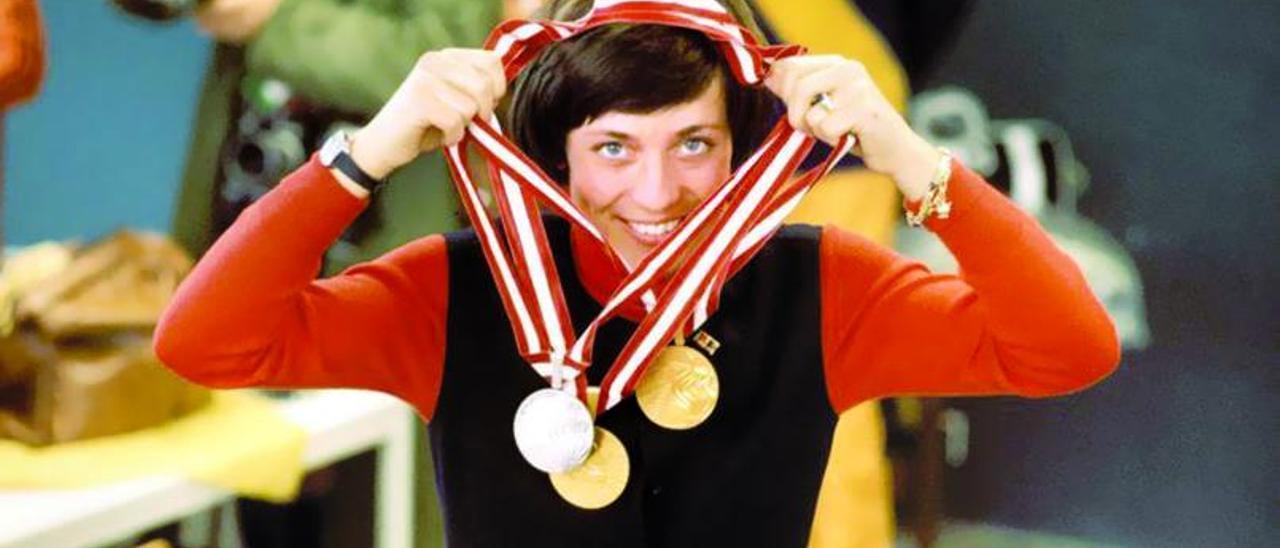 Rosi Mittermaier, con las tres medallas que ganó en Innsbruck.