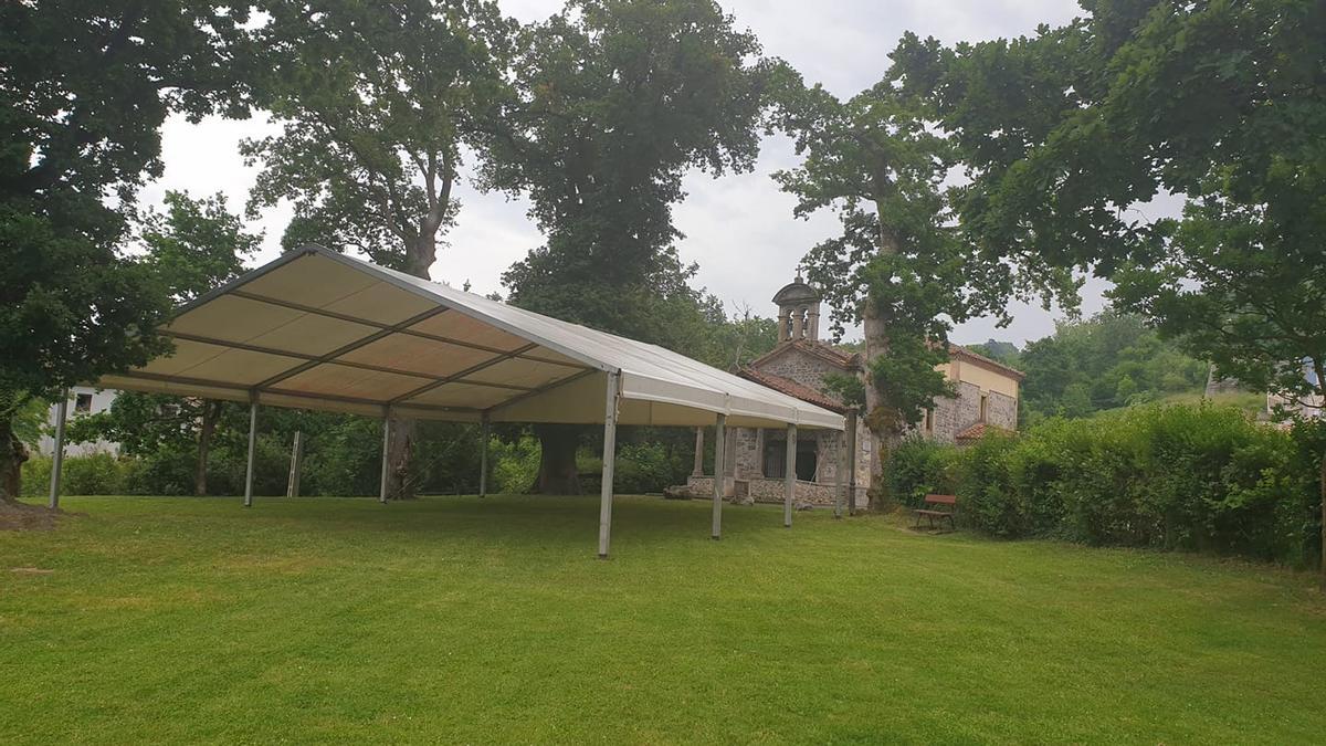 La carpa habilitada en el robledal de San Antoniu, instalada ya para acoger a los devotos que asistan al novenario al santo patrón de Cangas de Onís