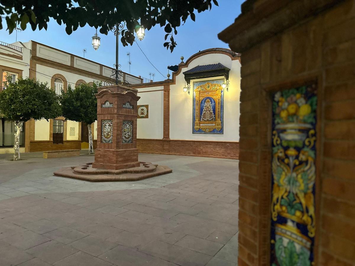 La Plaza de Nuestra Señora de la Virgen del Rocío, en Coria del Río, vacía un lunes por la tarde.