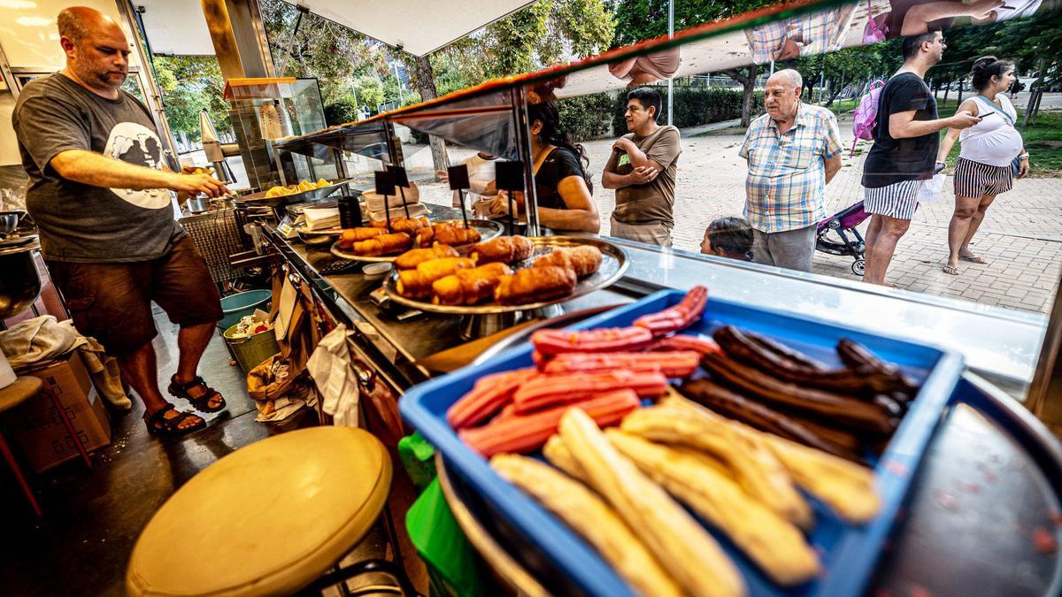 Juan atiende a clientes, este lunes.