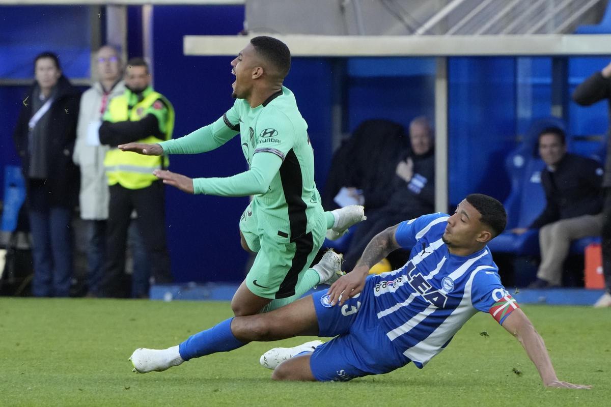 El Alavés noquea al Atlético, que cierra una semana para olvidar El Alavés noquea al Atlético, que cierra una semana para olvidar