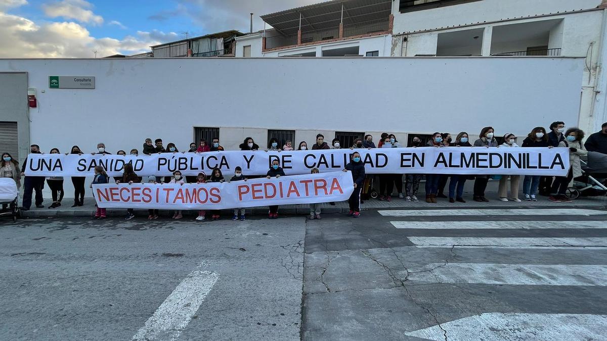 Concentración en el centro sanitario de Almedinilla.