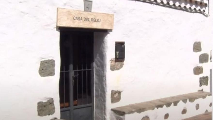 Fachada de la Casa del Reloj, propiedad de la Heredad Acequia Real de Aguatona de Ingenio. | | LP/DLP